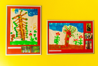 mit Wasserfarbe gestaltete Bilder von Kindern zu Erlebnissen im Botanischen Garten