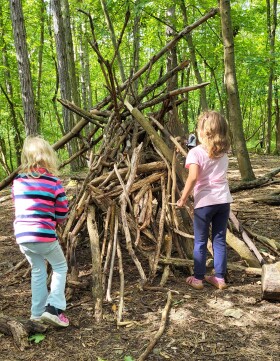 Kinder bauen eine Holzhütte