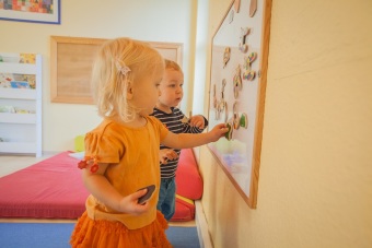 Kinder heften Magneten an Whiteboard