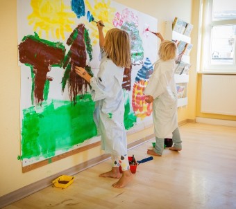 Kinder malen mit Wasserfarben