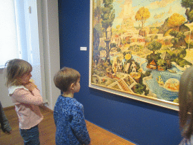 Kinder betrachten Kunstwerke