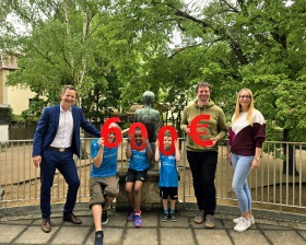 Kinder und PädagogInnen zeigen neue Trikots