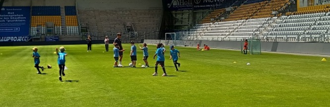 Kinder spielen Fußball
