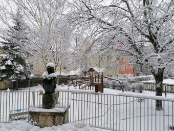 Blick in das verschneite Außengelände