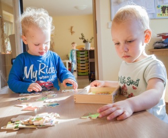 Kinder puzzeln sehr konzentriert