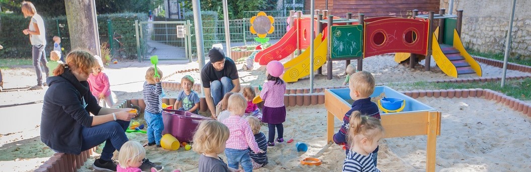 Kinder spielen im Sand