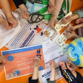 viele Kinderhände mit Daumen nach oben, Zertifikat, Sportgeschenke