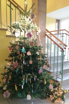 geschmückter Weihnachtsbaum mit Kinderbastelarbeiten